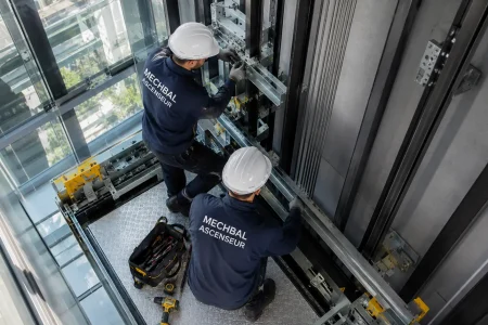 Technicien spécialisé dans l’installation d’un ascenseur
